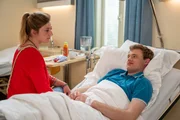 Philipp (Philipp Schneider) ist erleichtert, als Sarahs (Sophie Reiml) Besuch ihm zeigt, dass ihre Freundschaft immer noch da ist.