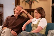 Rosi (Brigitte Walbrun) und Sascha (Eisi Gulp) gehen davon aus, dass sie das Dorffest absagen m&uuml;ssen.