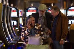 Archie (Morgan Freeman, l.) erz&auml;hlt seinem besorgten Sohn, er sei auf Kirchenfahrt. Die Hintergrundger&auml;usche lassen das ziemlich unwahrscheinlich erscheinen. Immer dabei in Vegas: seine alten Freunde Sam (Kevin Kline, M.) und Paddy (Robert De Niro, r.).