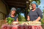 Edeltraud Jungwirth (li.) und Janina Wegscheider (re.) im Burggarten der Burg Reichenstein: Sie wagen sich an das Experiment und kochen zum ersten Mal mit Hopfen.