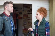 Joe (Sarah Hannemann) kann vor Bambi (Benjamin Heinrich) nicht verheimlichen, dass sie wieder mit dem Rauchen angefangen hat. Joe (Sarah Hannemann) kann vor Bambi (Benjamin Heinrich) nicht verheimlichen, dass sie wieder mit dem Rauchen angefangen hat.
