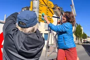 Gaby Blum und Mona Vetsch reinigen Wegweiser in Hochdorf. Gaby Blum und Mona Vetsch reinigen Wegweiser in Hochdorf.
