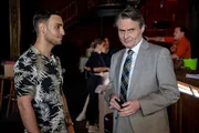 Nihat (Timur Ülker, l.) ist dankbar, dass Dr. Gerner (Wolfgang Bahro) sich Zeit für ihn und das Cherry Palace genommen hat. Nihat (Timur Ülker, l.) ist dankbar, dass Dr. Gerner (Wolfgang Bahro) sich Zeit für ihn und das Cherry Palace genommen hat.