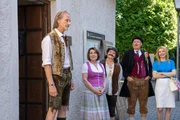 Das Ensemble trifft sich vor dem Gemeindesaal und zu Rosis Erleichterung geht Sascha mit neuer Energie und positiver Haltung in die neu angesetzte Probe. Von links: Sascha (Eisi Gulp), Rosi (Brigitte Walbrun), Monika (Christine Reimer), Hubert (Bernhard Ulrich) und Uschi (Silke Popp).