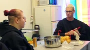 Leann wurde von ihrem Kumpel Andy zum essen eingeladen: es gibt Kartoffeln, Spinat und Fischstäbchen Leann wurde von ihrem Kumpel Andy zum essen eingeladen: es gibt Kartoffeln, Spinat und Fischstäbchen