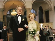L-R: Fritz Gerlich (Matthew Modine), Sophie Gerlich (Patricia Netzer).