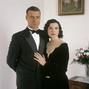 L-R: Ernst Hanfstaengl (Liev Schreiber) und Helene Hanfstaengl (Julianna Margulies)