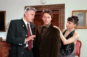 "Schlosshotel Orth", "Um jeden Preis." Die ber&uuml;hmte Schauspielerin Ruth Lanzinger ger&auml;t in Schwierigkeiten. Aus einem abendlich-angeregten Gespr&auml;ch mit einem leidenschaftlichen Fan wird eine gemeinsame Nacht. Als Ruth am n&auml;chsten Morgen die Aff&auml;re f&uuml;r beendet erkl&auml;rt, dreht er durch und nimmt Pepi als Geisel. Wenzel und Schimek versuchen alles, um die Situation in den Griff zu bekommen. Jacob, der Halbbruder von Wenzels verstorbener Frau, kommt gemeinsam mit seiner Freundin Claudia nach Gmunden. Er will eine alte Villa kaufen und rechnet mit seinen Anteilen am Schlosshotel als Sicherheit f&uuml;r einen Kredit. Im Bild (v.li.): Klaus Wildbolz (Wenzel Hofer), Ulrich Reinthaller (Jacob Kestner), Sandra Cervik (Claudia Lendroth).
