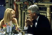 Caitlin (Heather Locklear, l.), Mikes Konkurrentin, spielt sich geschickt immer mehr in den Vordergrund des Bürgermeisters Winston (Barry Bostwick, r.). Caitlin (Heather Locklear, l.), Mikes Konkurrentin, spielt sich geschickt immer mehr in den Vordergrund des Bürgermeisters Winston (Barry Bostwick, r.).