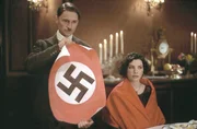 L-R: Adolf Hitler (Robert Carlyle) und Helene Hanfstaengl (Julianna Margulies)