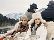 Marion (Sonja Kirchberger) betrügt ihren Mann mit dessen jungem Assistenten Bernd (Gunther Gillian, links). Marion (Sonja Kirchberger) betrügt ihren Mann mit dessen jungem Assistenten Bernd (Gunther Gillian, links).
