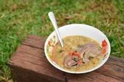 F&uuml;r das traditionelle Majao aus Panama wird Kochbananen-Stampf mit Gem&uuml;se vermengt und mit gebratenem, mit Knoblauch, Chili, Zwiebeln und Koriander gew&uuml;rztem Schweinefleisch serviert.