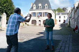 Alice (Julia Piaton), B&uuml;rgermeisterin eines kleinen Dorfes in der Bretagne, wehrt sich gegen die Schlie&szlig;ung ihrer Schule.