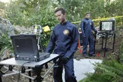 Hodgins (TJ Thyne, l.) und Wendell Bray (Michael Grant Terry) ermitteln nach dem Leichenfund auf einem Paintball-Feld. Hodgins (TJ Thyne, l.) und Wendell Bray (Michael Grant Terry) ermitteln nach dem Leichenfund auf einem Paintball-Feld.