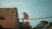 Mit einem Hochseilakt gelingt es Pippi (Inger Nilsson) ihren Freunden Geld für neue Kleidung zu beschaffen. Mit einem Hochseilakt gelingt es Pippi (Inger Nilsson) ihren Freunden Geld für neue Kleidung zu beschaffen.