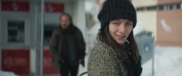 Nuray (Merve Dizdar).
