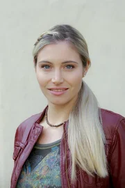 Chantal Kiermeier (Isabella Surel). Chantal Kiermeier (Isabella Surel).