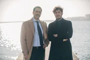 Lucas (Lino Guanciale, r.) Freundschaft mit Stefano (Fausto Sciarappa, l.) wird nach seiner Rückkehr von dem Segeltörn auf eine harte Probe gestellt. Lucas (Lino Guanciale, r.) Freundschaft mit Stefano (Fausto Sciarappa, l.) wird nach seiner Rückkehr von dem Segeltörn auf eine harte Probe gestellt.