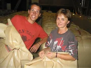 Willi ist diesmal bei der Hopfenernte in der Hallertau dabei. Hier ist er mit Anneliese auf dem Trockenboden bei den Hopfens&auml;cken.