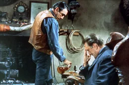 Ein Sheriff will die M&ouml;rder seiner indigenen Frau dem Gericht zuf&uuml;hren, ger&auml;t dabei aber in blutige Konflikte mit einem alten Weggef&auml;hrten und einer ganzen Ortschaft. - Craig Belden (Anthony Quinn, li.) und Matt Morgan (Kirk Douglas).
