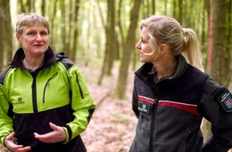 F&ouml;rsterin Jennifer Kruspe und Waldforscherin Anett Wenzel suchen nach zukunftsf&auml;higen L&ouml;sungen f&uuml;r die Probleme des Waldes.
