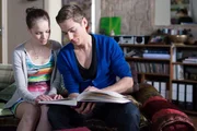 Kira (Barbara Prakopenka) und Ringo (Timothy Boldt) gedenken ihrer Eltern und m&uuml;ssen sich der bevorstehenden Beisetzung stellen.