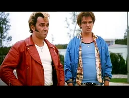 Johnny und Klaus Flodder (Coen van Vrijebergeh de Coningh und Stefan de Walle) schauen dumm aus der W&auml;sche. Sie haben 'versehentlich' einen Pizzafahrer in den Graben bugsiert!