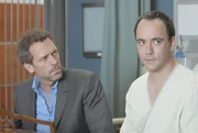 House (Hugh Laurie, l.) hat eine Idee, wie er seinem Patient Patrick Obyedkov (Dave Matthews, r.) helfen kann, allerdings nur gegen einen hohen Preis ... House (Hugh Laurie, l.) hat eine Idee, wie er seinem Patient Patrick Obyedkov (Dave Matthews, r.) helfen kann, allerdings nur gegen einen hohen Preis ...