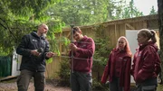Emilio hält Antenne für Ortungsgerät der ausgewilderten Luchse im Thüringer Wald. Emilio hält Antenne für Ortungsgerät der ausgewilderten Luchse im Thüringer Wald.