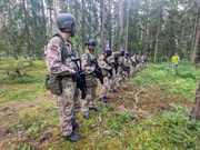 Im Rahmen eines freiwilligen Militär-Sommercamps für Schülerinnen und Schüler nimmt quer-Reporter Philipp Potthast (links) gemeinsam mit Jugendlichen an einem militärischen Training in einer Kaserne der lettischen Armee nahe Alūksne (Marienburg) im Nordosten Lettlands teil. Links im Bild quer-Reporter Philipp Potthast. Im Rahmen eines freiwilligen Militär-Sommercamps für Schülerinnen und Schüler nimmt quer-Reporter Philipp Potthast (links) gemeinsam mit Jugendlichen an einem militärischen Training in einer Kaserne der lettischen Armee nahe Alūksne (Marienburg) im Nordosten Lettlands teil. Links im Bild quer-Reporter Philipp Potthast.