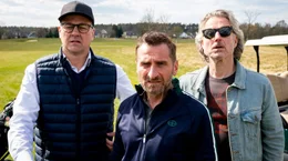 Ablenkung auf dem Golfplatz (v. li. n. re.): Markus (Marcus Mittermeier), Danyal (Tim Seyfi) und Tobi (Dirk Borchardt)  machen sich Sorgen um ihre T&ouml;chter.