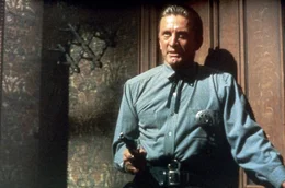 Ein Sheriff will die M&ouml;rder seiner indigenen Frau dem Gericht zuf&uuml;hren, ger&auml;t dabei aber in blutige Konflikte mit einem alten Weggef&auml;hrten und einer ganzen Ortschaft. - US-Marshal Matt Morgan (Kirk Douglas) mit gezogenem Revolver.