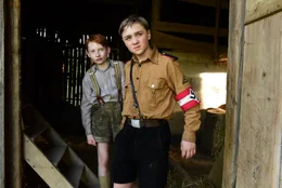 Felix (Xari Wimbauer) f&uuml;hlt sich trotz dessen anf&auml;nglicher Gemeinheiten von dem Hitlerjungen Karri (Luis Vorbach) angezogen.