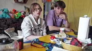 Wegen unüberwindbarer Schwierigkeiten mussten Jasmin und Ehemann Maik vor Kurzem ohne ihre beiden Kinder das Eltern-Kind-Heim verlassen. Das junge Ehepaar steht daher ohne festen Wohnsitz da und kommt vorerst bei Maiks Mutter Bärbel unter. Wegen unüberwindbarer Schwierigkeiten mussten Jasmin und Ehemann Maik vor Kurzem ohne ihre beiden Kinder das Eltern-Kind-Heim verlassen. Das junge Ehepaar steht daher ohne festen Wohnsitz da und kommt vorerst bei Maiks Mutter Bärbel unter.
