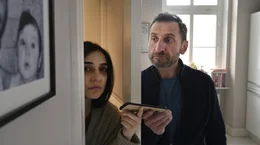 Witwer Danyal (Tim Seyfi, re.) macht sich Sorgen um seine Tochter Jila (Aylin &Ouml;cal, li.).