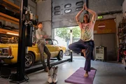 Yoga ist nicht jedermanns Sache: Kriminalkommissar Jo Stoll (Peter Ketnath, l.) steht dem neuen Hobby seines Kumpels Karl-Heinz-Schrothmann (Michael Gaedt, r.) skeptisch gegenüber – auch weil in dem Yogastudio, das Schrotti besucht, ein Yogalehrer tot aufgefunden wurde. Und tatsächlich manövriert sich der Kfz-Mechaniker tiefer in den Mordfall, als ihm lieb ist. Yoga ist nicht jedermanns Sache: Kriminalkommissar Jo Stoll (Peter Ketnath, l.) steht dem neuen Hobby seines Kumpels Karl-Heinz-Schrothmann (Michael Gaedt, r.) skeptisch gegenüber – auch weil in dem Yogastudio, das Schrotti besucht, ein Yogalehrer tot aufgefunden wurde. Und tatsächlich manövriert sich der Kfz-Mechaniker tiefer in den Mordfall, als ihm lieb ist.