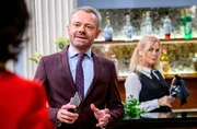 Erik (Sven Waasner, M.) sieht gegenüber Sophia (Krista Birkner, l.) vorfreudig seiner beruflichen Zukunft entgegen. Während Yvonne (Tanja Lanäus, r.) die beiden beobachtet. Erik (Sven Waasner, M.) sieht gegenüber Sophia (Krista Birkner, l.) vorfreudig seiner beruflichen Zukunft entgegen. Während Yvonne (Tanja Lanäus, r.) die beiden beobachtet.