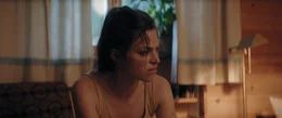 Lara (Giulia Goldammer).