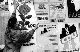 Vor der ersten gesamtdeutschen Bundestagswahl am 2.Dezember 1990 etablieren sich in Ostdeutschland neue Parteien und politische B&uuml;ndnisse.