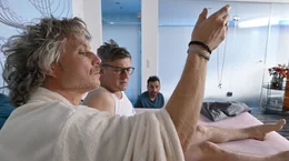 Das hat Folgen: Tobi (Dirk Borchardt, li.) h&auml;lt vor Danyal (Tim Seyfi, re.) und Markus (Marcus Mittermeier, Mitte) die gefundene Kette hoch.