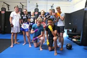 Schlagabtausch zwischen Jungs und M&auml;dchen - Jeppe, Mark,Ruben, Alex und Luke steht ein hartes Box-Training bevor.