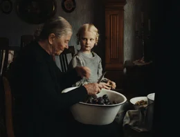 Alma (Hanna Heckt, r.) mit ihrer Gro&szlig;mutter Frieda (Liane D&uuml;sterh&ouml;ft, l.)