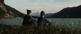 Von links: Die Schwestern Lara (Giulia Goldammer) und Ida (Barbara Krzoska).