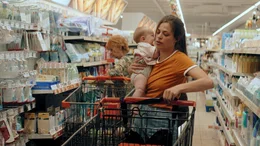 Lara (Giulia Goldammer) mit ihrer Tochter Olivia (Patricia Graf) im Supermarkt.