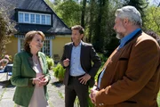 Gisela Bindrum (Barbara Focke, l.) hofft, durch die Beantwortung der Fragen von Kommissar Hansen (Igor Jeftić, M.) und Kommissar Stadler (Dieter Fischer, r.) zur Aufklärung des Falles beitragen zu können. Gisela Bindrum (Barbara Focke, l.) hofft, durch die Beantwortung der Fragen von Kommissar Hansen (Igor Jeftić, M.) und Kommissar Stadler (Dieter Fischer, r.) zur Aufklärung des Falles beitragen zu können.