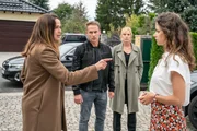 Als Jan Maybach (Marco Girnth, 2.v.l.) und Ina Zimmermann (Melanie Marschke, 2.v.r.) erneut Carolin Roloff befragen wollen, werden sie Zeuge einer Auseinandersetzung zwischen Anja Pietsch (Hannah Ley, l.) und Carolin Roloff (Anja Knauer, r.). Die Nerven in der Nachbarschaft liegen blank. Als Jan Maybach (Marco Girnth, 2.v.l.) und Ina Zimmermann (Melanie Marschke, 2.v.r.) erneut Carolin Roloff befragen wollen, werden sie Zeuge einer Auseinandersetzung zwischen Anja Pietsch (Hannah Ley, l.) und Carolin Roloff (Anja Knauer, r.). Die Nerven in der Nachbarschaft liegen blank.