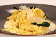Linguine mit Parmesansauce und Salbei. Linguine mit Parmesansauce und Salbei.