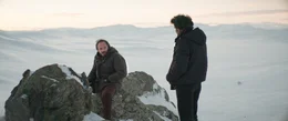 Samet (Deniz Celiloğlu) sitzt auf einem Stein und unterh&auml;lt sich mit Kenan (Musab Ekici).