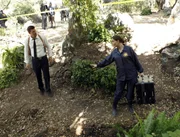 Die Ermittlungen nach dem Fund einer stark verwesten Leichen auf einem Paintball-Feld werfen für Brennan (Emily Deschanel) und Booth (David Boreanaz) viele Fragen auf. Die Ermittlungen nach dem Fund einer stark verwesten Leichen auf einem Paintball-Feld werfen für Brennan (Emily Deschanel) und Booth (David Boreanaz) viele Fragen auf.