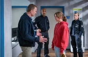 Verzweifelt versucht Volker Rabe (Christoph Jacobi, l.), seine Tochter Jenny (Lilly Barshy, 2.v.r.) aus den Fängen ihres Loverboys zurückzuholen. Verzweifelt versucht Volker Rabe (Christoph Jacobi, l.), seine Tochter Jenny (Lilly Barshy, 2.v.r.) aus den Fängen ihres Loverboys zurückzuholen.